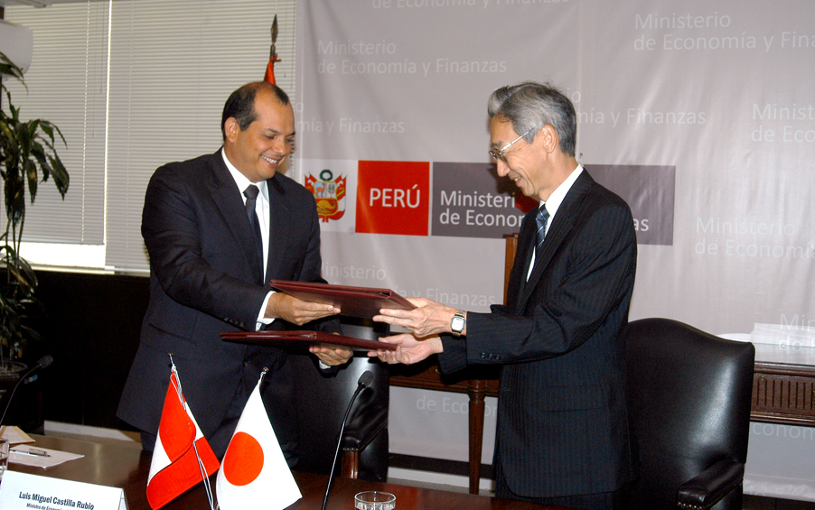 Luis Miguel Castilla y el Embajador de Japón en el Perú